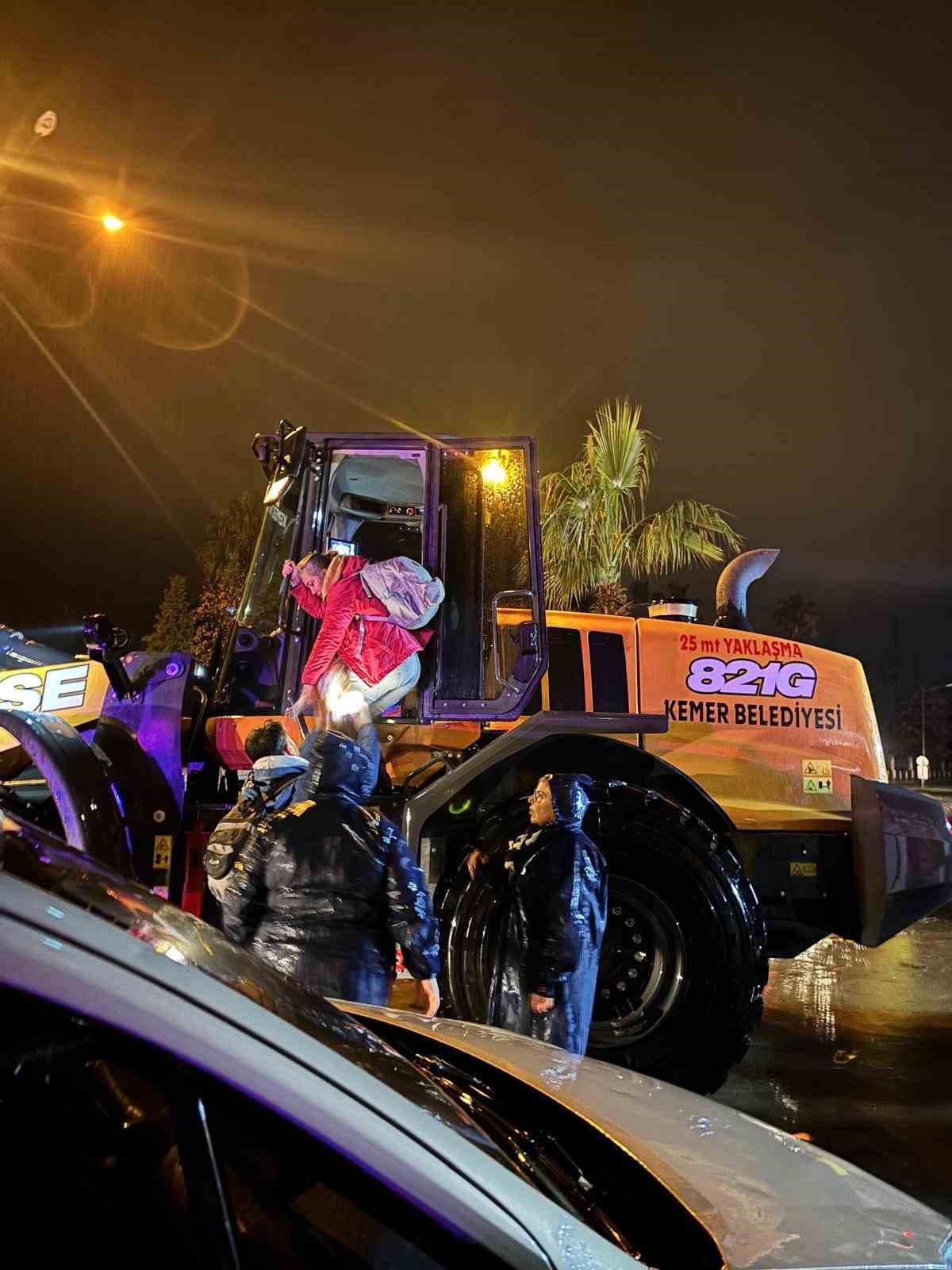 Antalya&rsquo;da taşkında evlerinde mahsur kalan 4 &ccedil;ocuk ve yaşlı kadın pansiyona yerleştirildi
