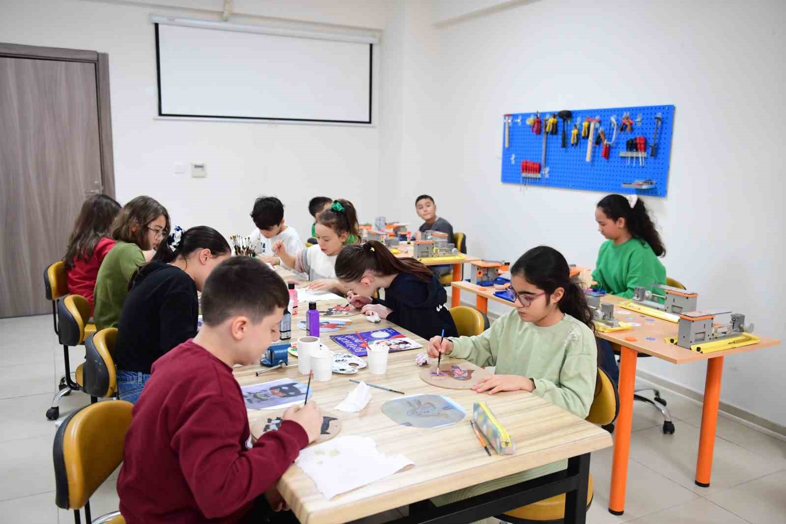 Osmangazi&rsquo;de &ccedil;ocuklar kitaplardan ilham alarak &uuml;retiyor
