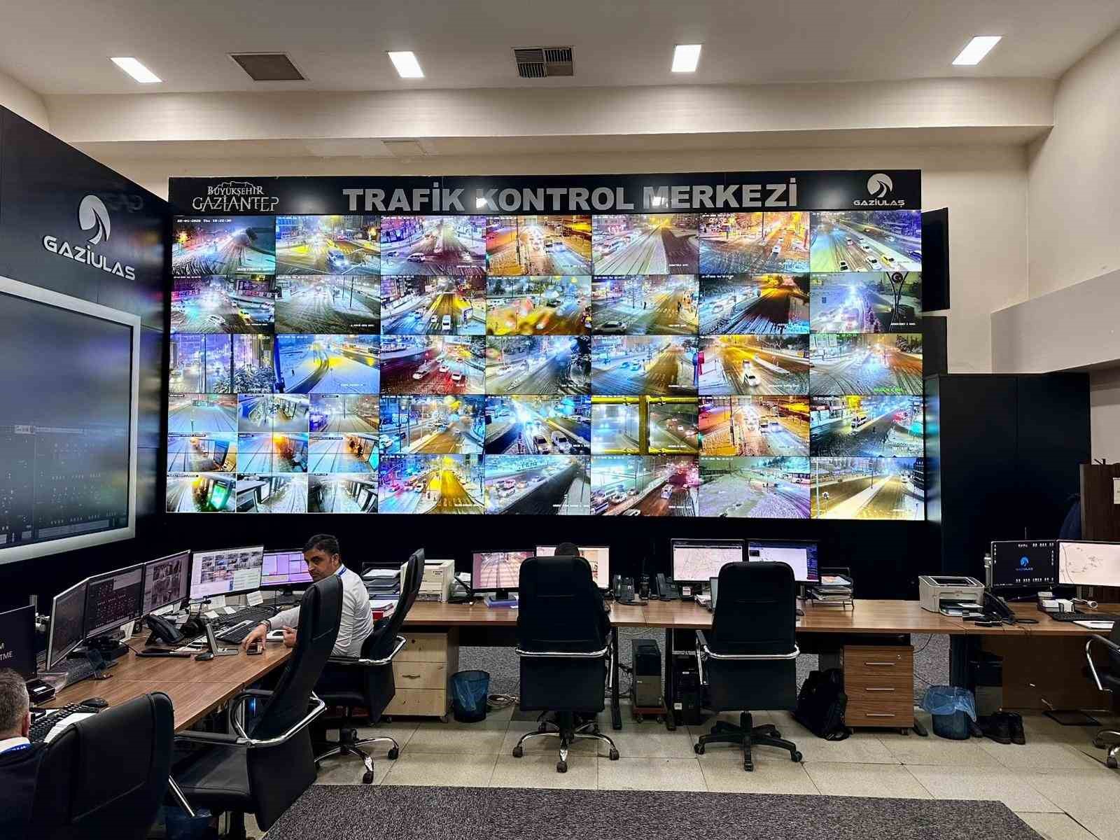 Gaziantep’te karla mücadele çalışmaları Trafik Koordinasyon Merkezi’nden yönetiliyor