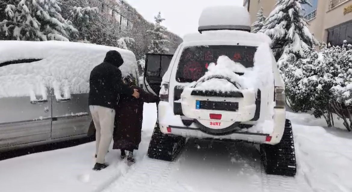 Kar nedeniyle diyaliz merkezine gidemeyen yaşlı kadının imdadına UMKE yetişti
