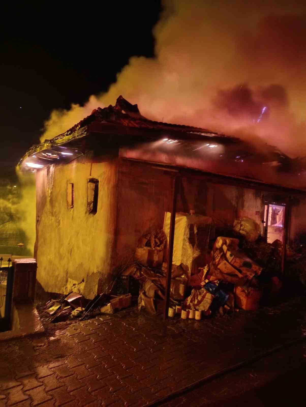 Burdur&rsquo;da yangında evde mahsur kalan vatandaşı itfaiye erleri kurtardı
