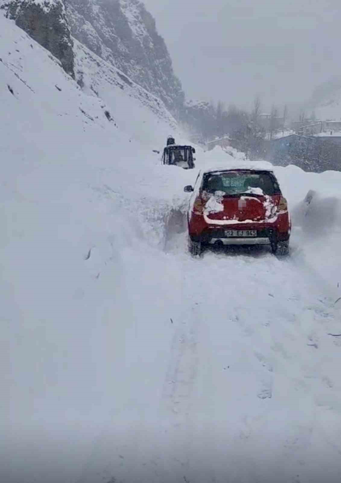 Çatak’ta çığ düştü: Sürücü son anda kurtuldu