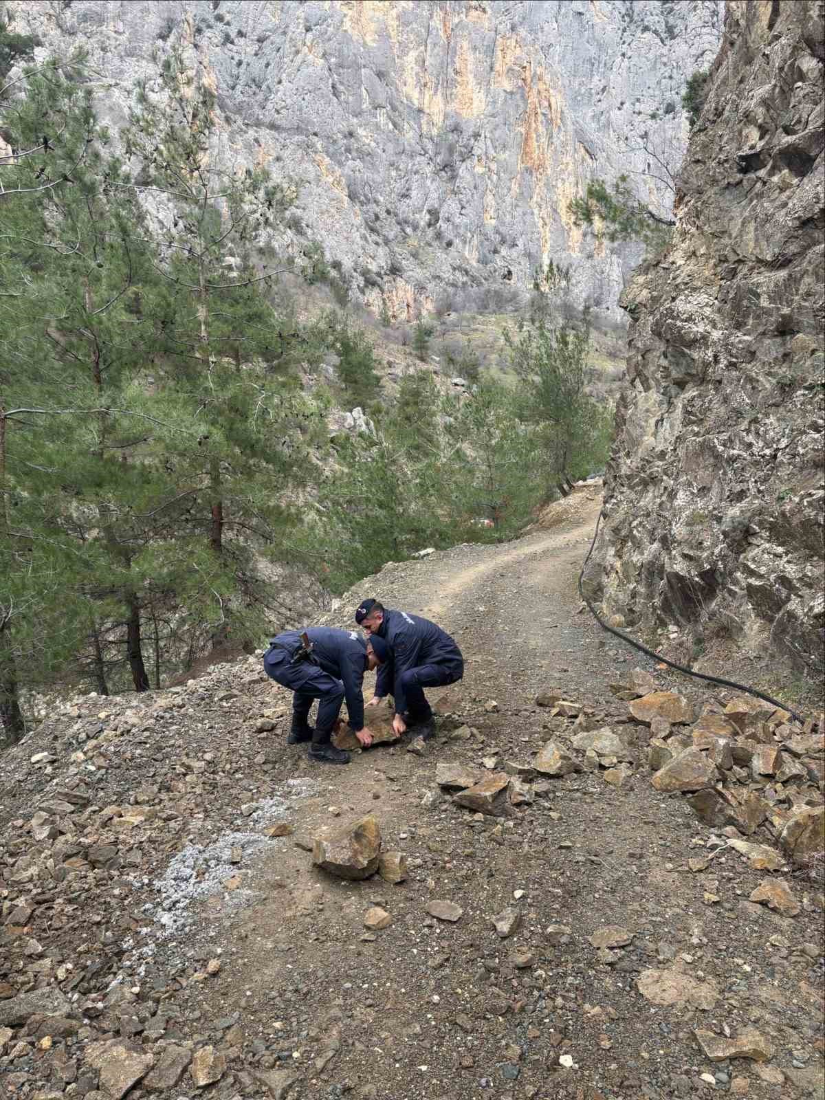 Harmankaya Tabiat Kanyonu&rsquo;nun yolunu d&uuml;şen kaya par&ccedil;ası jandarma tarafından kaldırıldı
