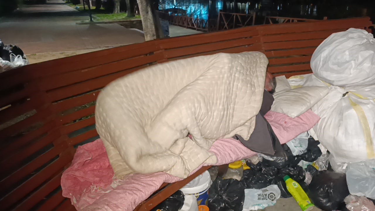 Bankta hayatını s&uuml;rd&uuml;ren adam, otelde konaklamayı kabul etmedi
