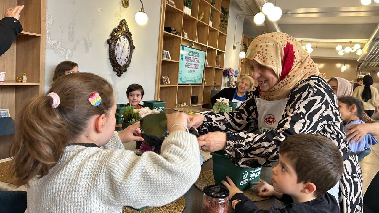 Ara tatilde kuşaklar Yadigar Kahvesi&rsquo;nde buluştu
