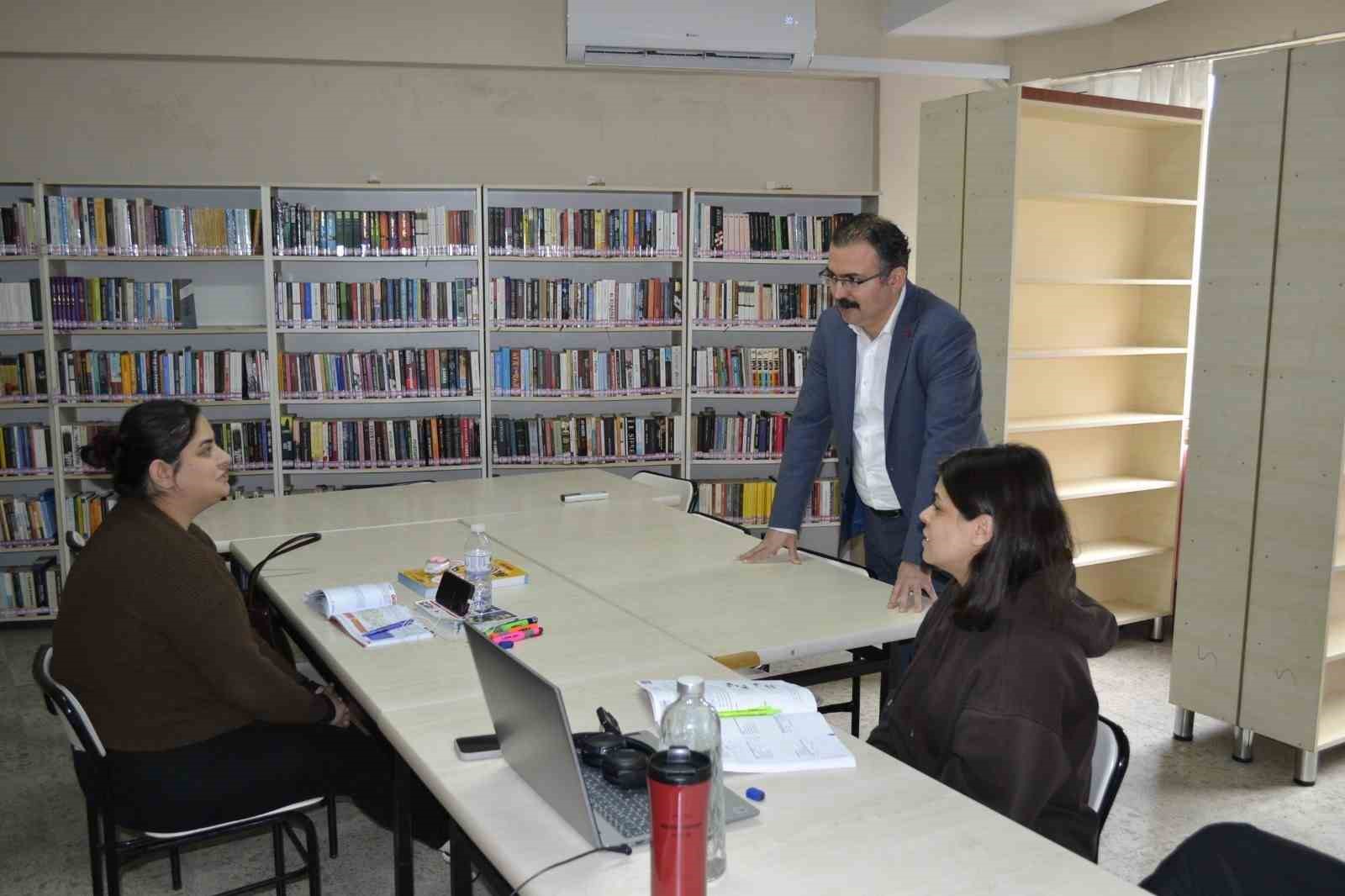Sultanhisar Kaymakamı Ateş, kütüphanelerde çalışmaları yerinde inceledi