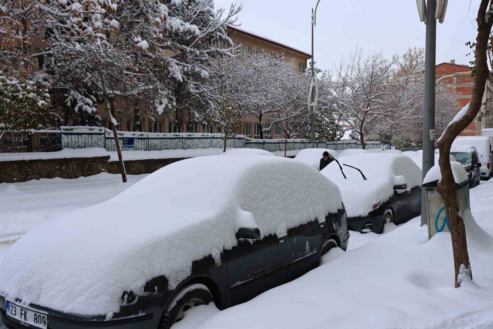 Elazığ&rsquo;da kar kalınlığı 20 santimetreyi buldu, ara&ccedil;lar g&ouml;r&uuml;nmez hale geldi
