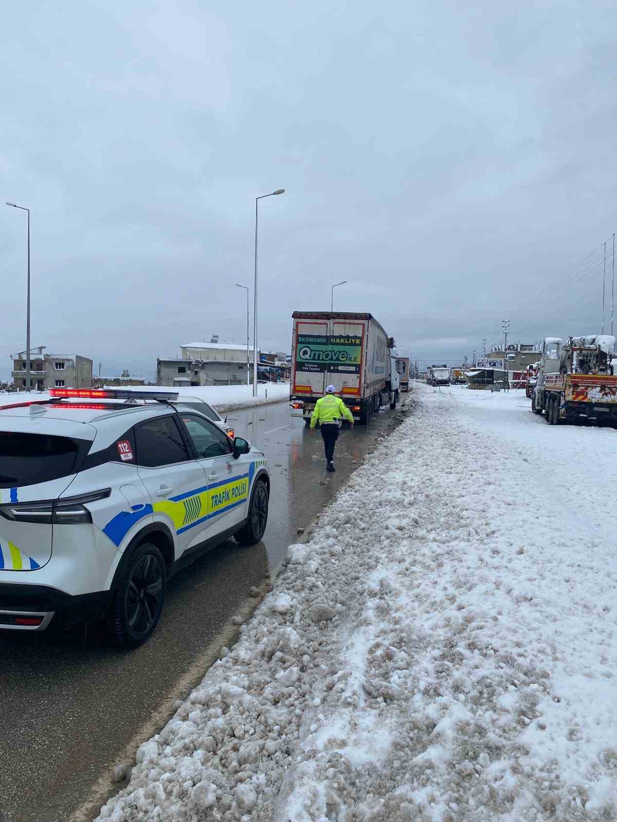 Hatay&rsquo;da karla kaplı yolda s&uuml;r&uuml;c&uuml;ler zor anlar yaşadılar
