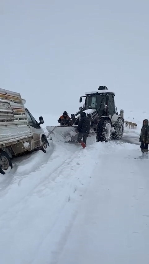 Elazığ’da şarampole düşen araç kurtarıldı