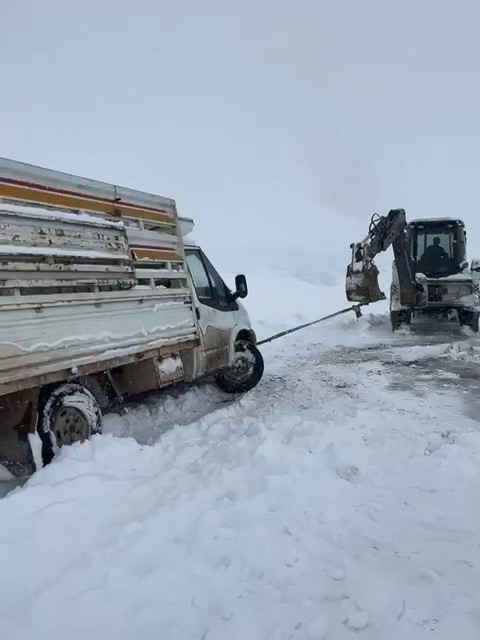 Elazığ’da şarampole düşen araç kurtarıldı