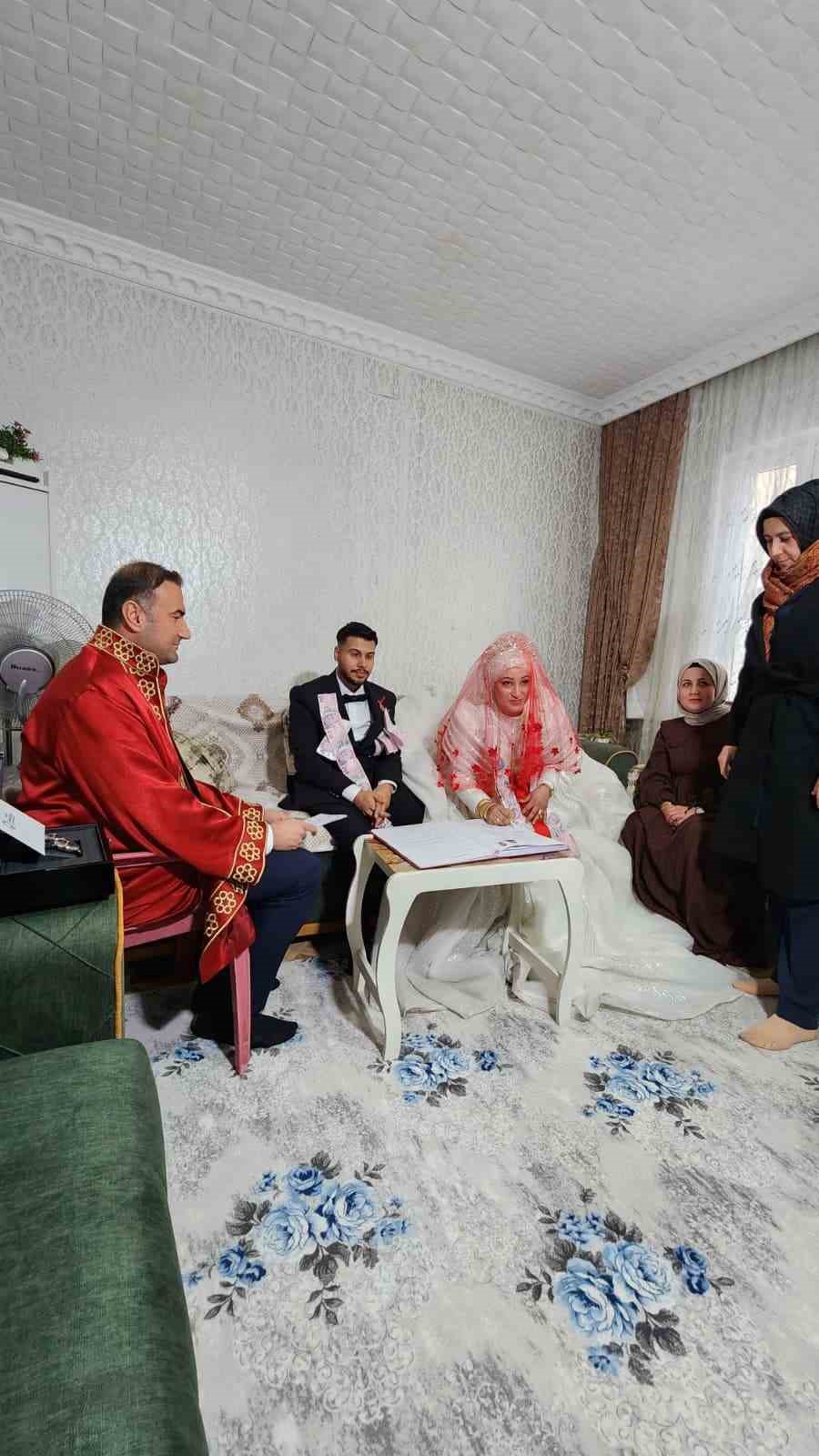 Gaziantep&rsquo;te aşk kar kış dinlemedi: Gelin ve damat nikah salonuna gidemeyince nikah memuru eve geldi
