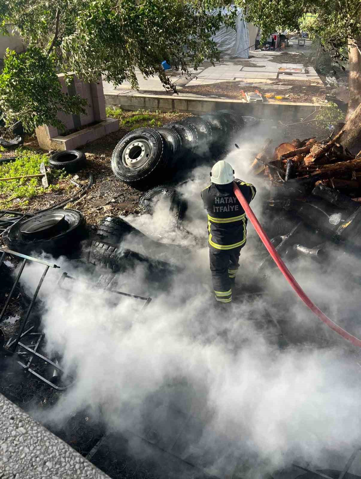Arsuz’da hurdalık yangını