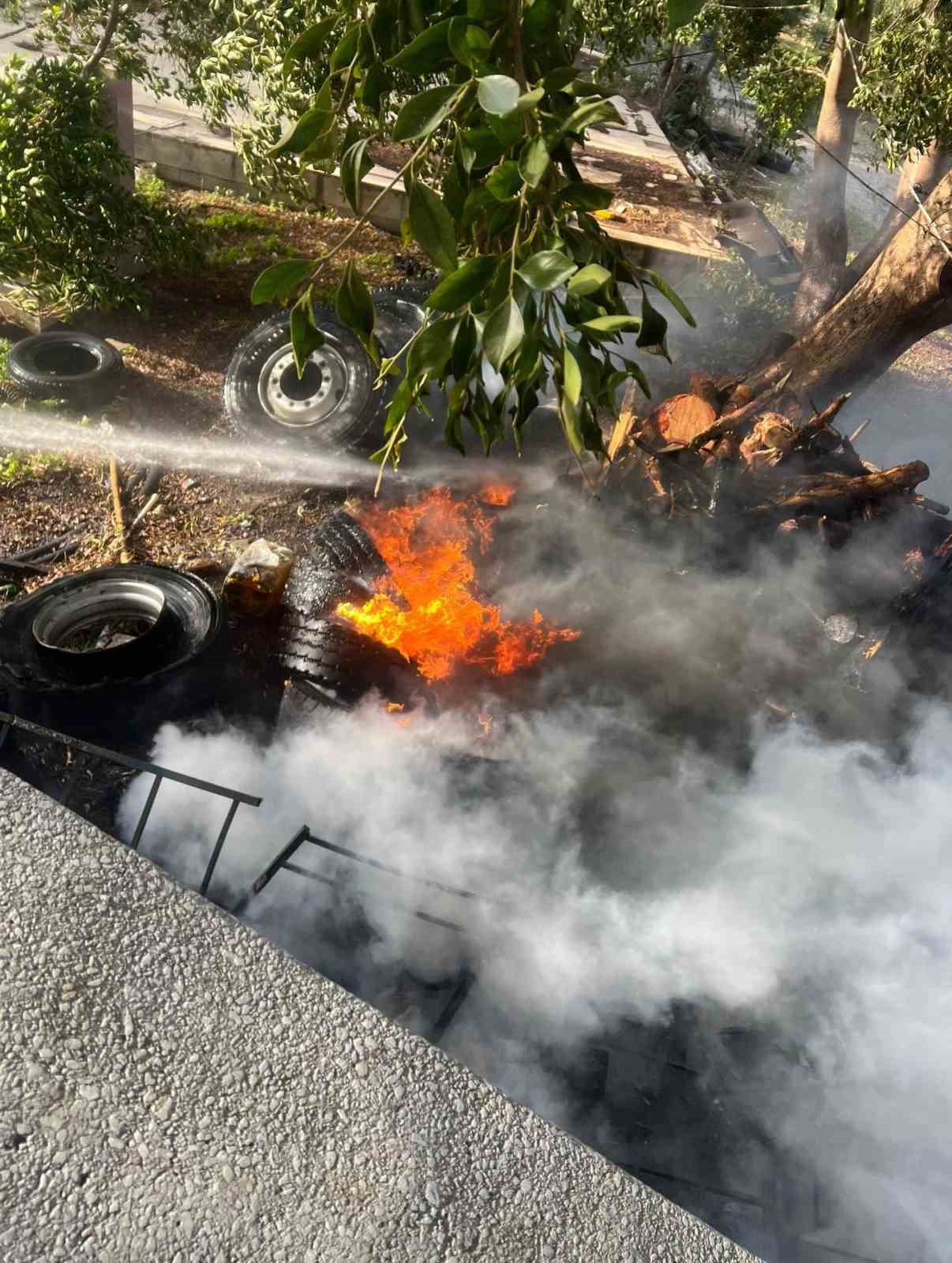 Arsuz&rsquo;da hurdalık yangını
