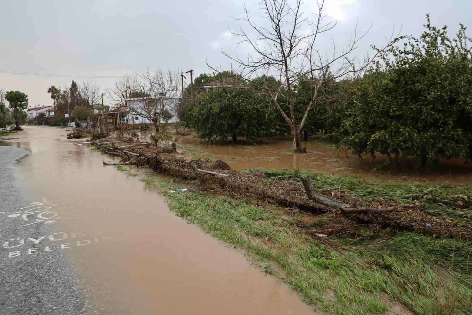 Kuşadası&rsquo;nda bah&ccedil;eler g&ouml;le d&ouml;nd&uuml;, ağa&ccedil;lar sular altında kaldı
