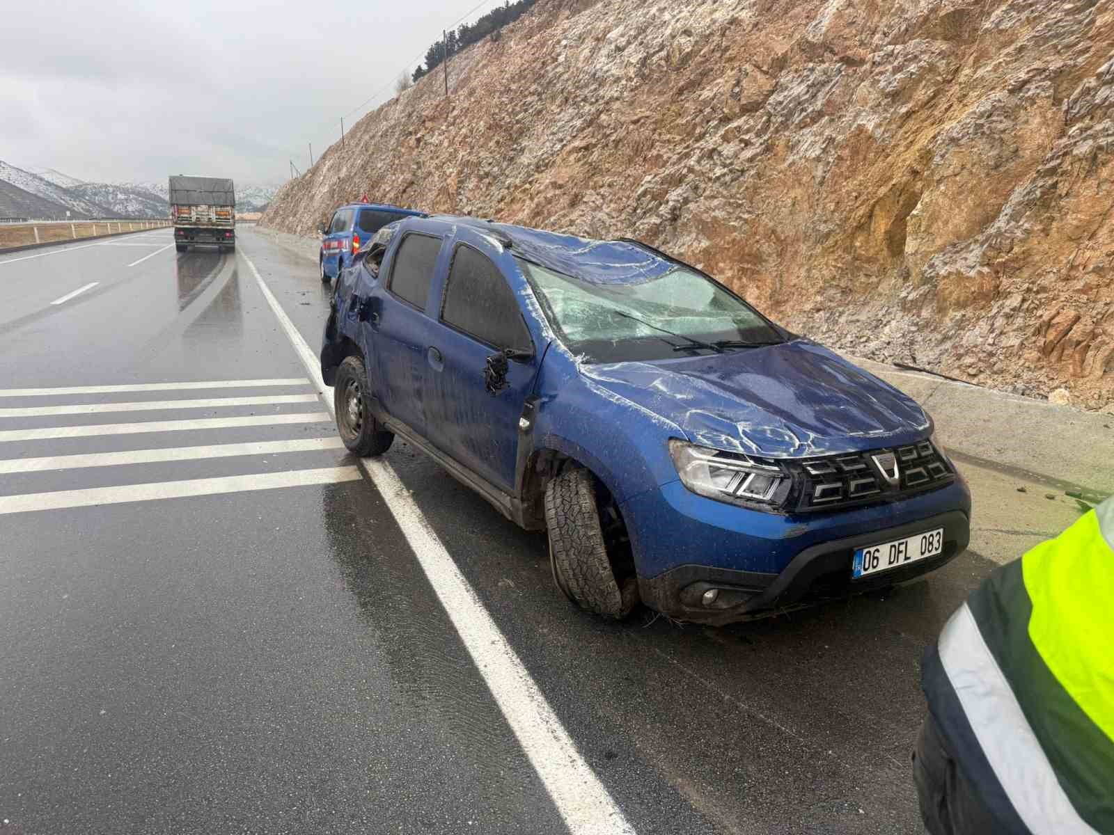 Hurdaya dönen araçta şans eseri kazayı yaralı atlattı