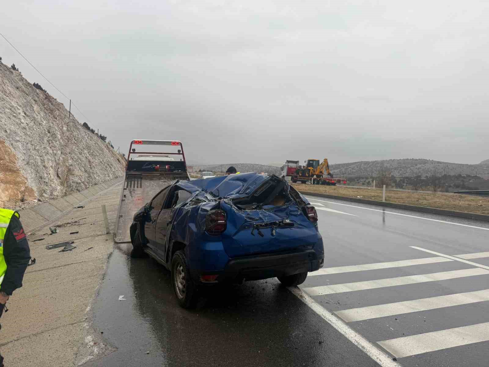 Hurdaya d&ouml;nen ara&ccedil;ta şans eseri kazayı yaralı atlattı
