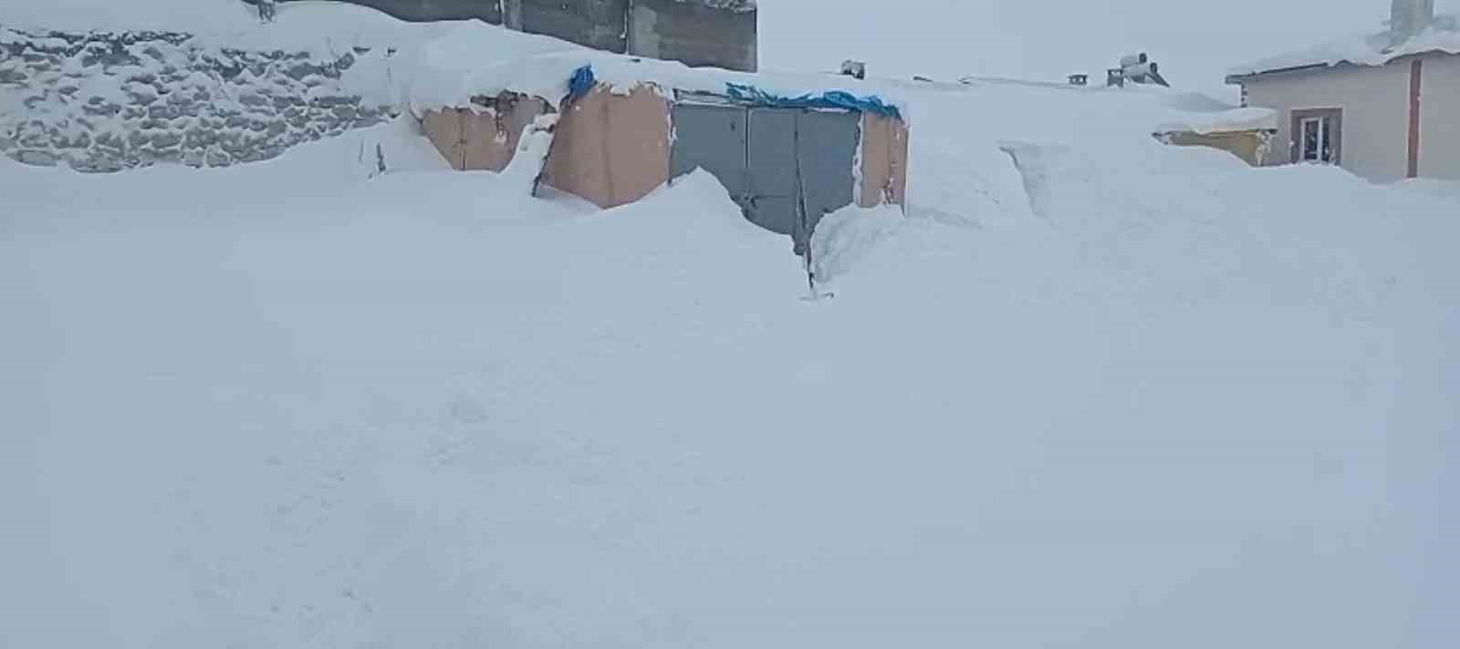 Sivas’ta 3 metre kar yağdı, hayvanlarının bulunduğu ahırın kapısını bulamadı