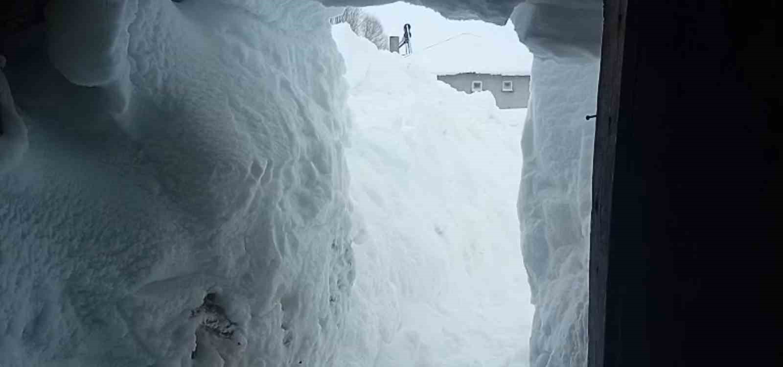 Sivas’ta 3 metre kar yağdı, hayvanlarının bulunduğu ahırın kapısını bulamadı
