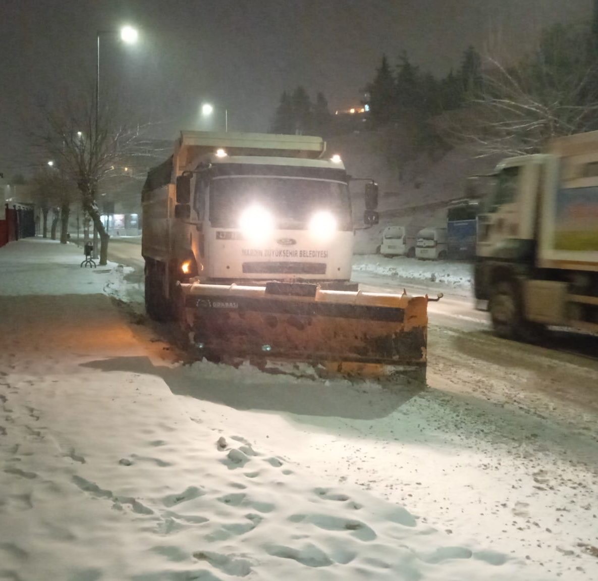 Mardin Büyükşehir Belediyesinden gece boyu karla mücadele