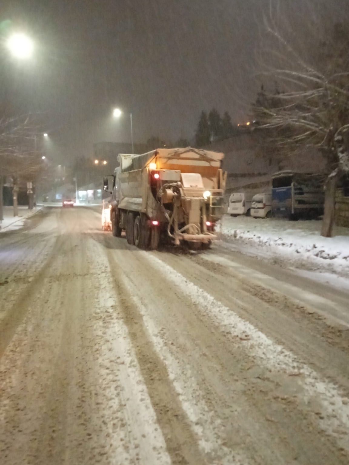 Mardin B&uuml;y&uuml;kşehir Belediyesinden gece boyu karla m&uuml;cadele

