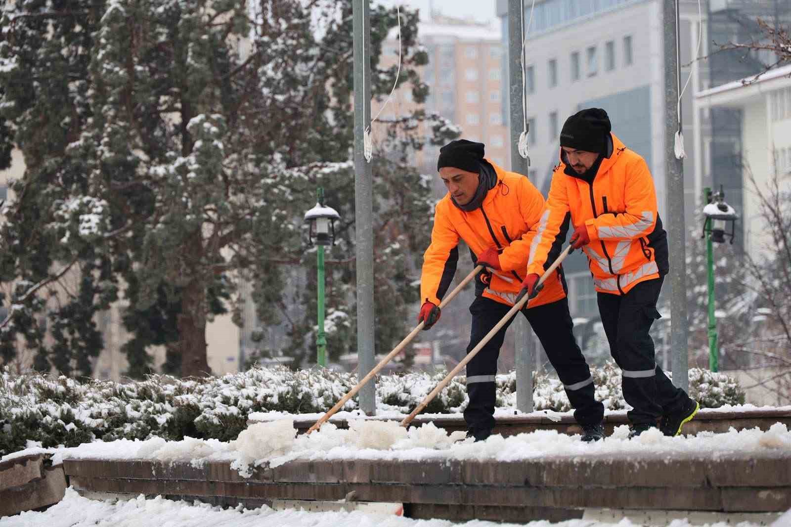 Kırıkkale’de kar yağışı sonrası kaldırımlar temizleniyor