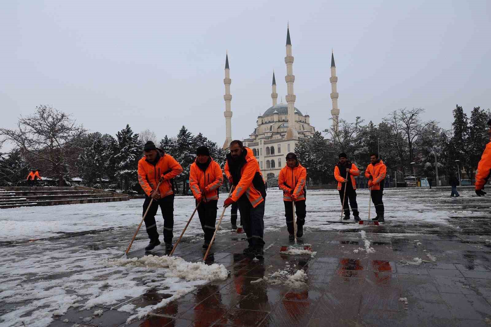 Kırıkkale’de kar yağışı sonrası kaldırımlar temizleniyor