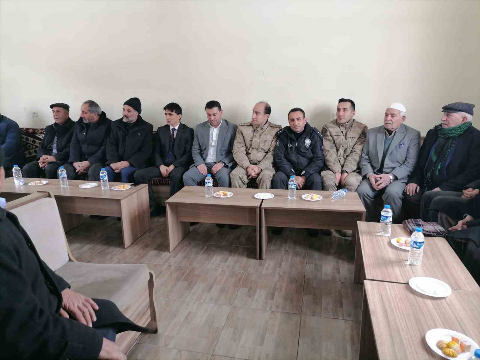 Hınıs&rsquo;ta husumetli aileler il&ccedil;e protokol&uuml; ve kanaat &ouml;nderlerinin araya girmesiyle barıştırıldı
