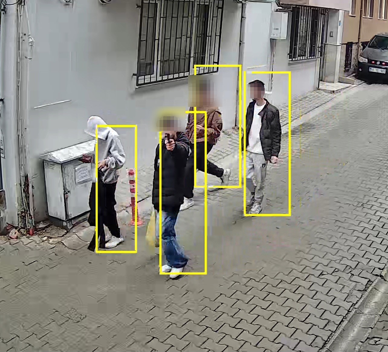 Çocuklar ellerinde silahla geziyor sanıldı, oyuncak tabanca çıktı