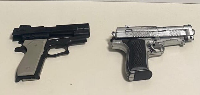 &Ccedil;ocuklar ellerinde silahla geziyor sanıldı, oyuncak tabanca &ccedil;ıktı
