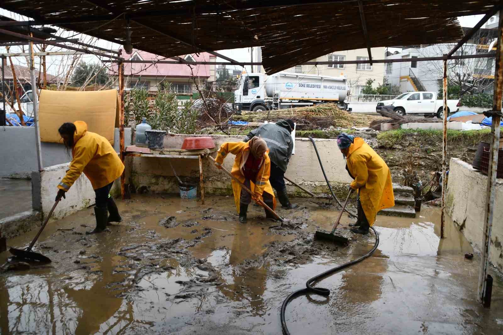 Söke Belediyesi ekipleri selin yaralarını sarmak için sahada