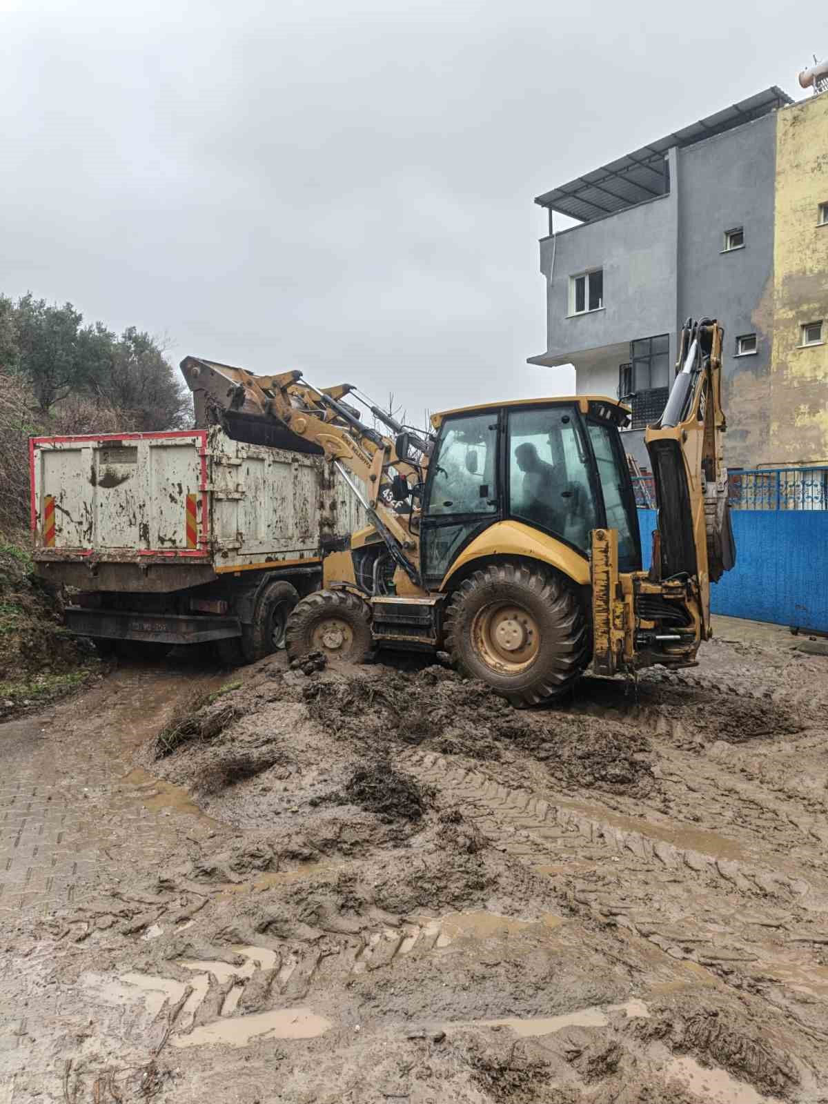 Söke Belediyesi ekipleri selin yaralarını sarmak için sahada