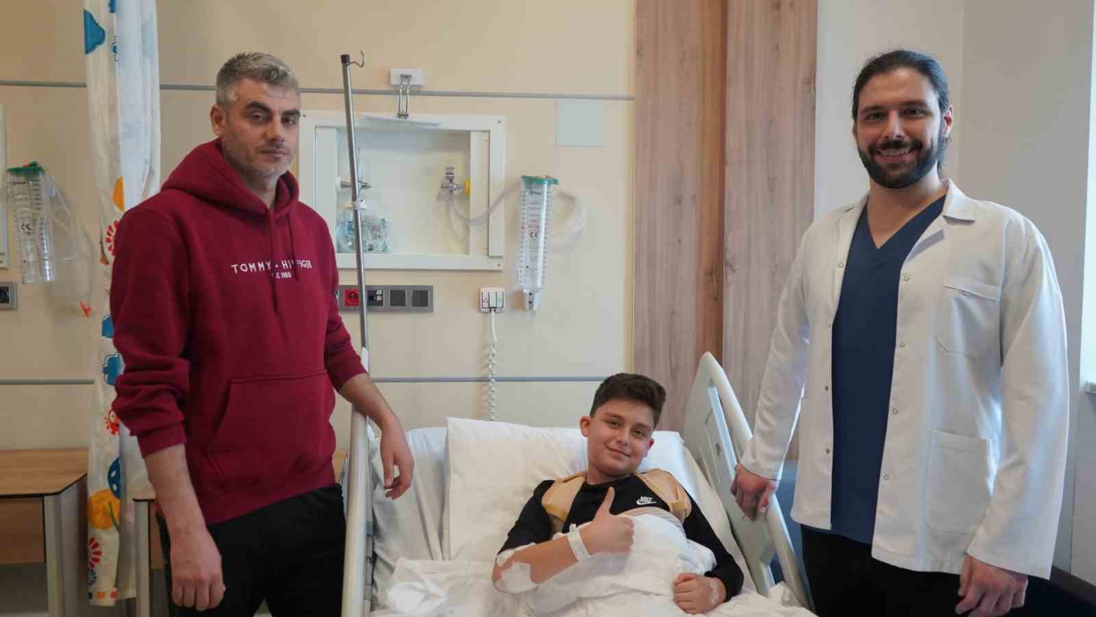 Batman&rsquo;da ameliyat edilen hastanın bel kemikleri &ccedil;ıkarılıp tekrar takıldı
