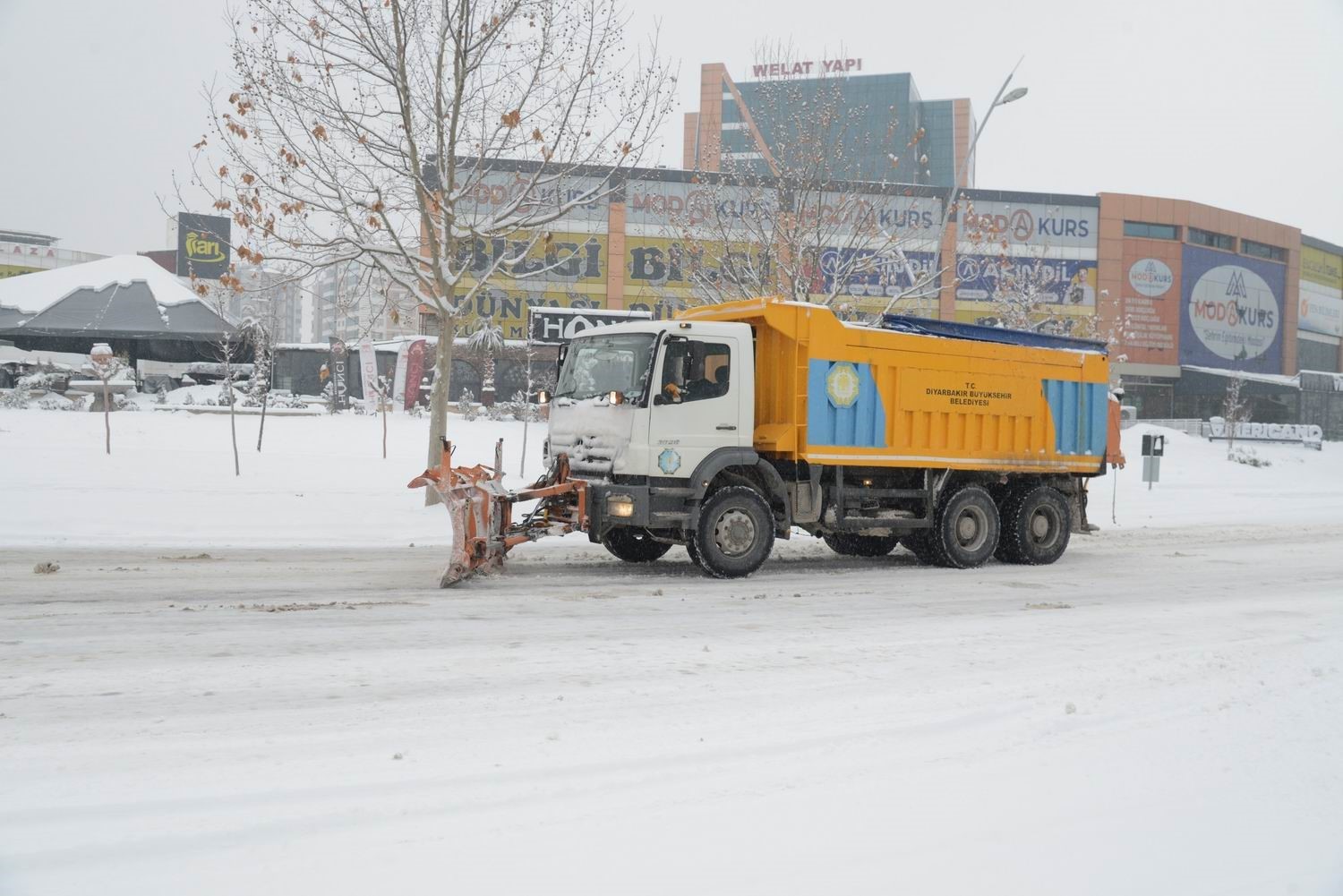 Diyarbakır&rsquo;da kar yağışına karşı kesintisiz m&uuml;cadele
