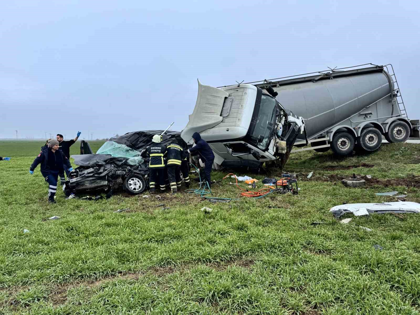 Tırın bi&ccedil;ip hurdaya &ccedil;evirdiği otomobilin s&uuml;r&uuml;c&uuml;s&uuml; &ouml;ld&uuml;
