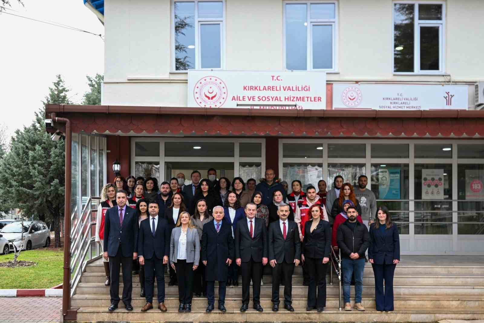 Kırklareli Valisi Turan: "Aile odaklı sosyal hizmetlerin b&uuml;t&uuml;nc&uuml;l, koruyucu ve &ouml;nleyici bir anlayışla s&uuml;rd&uuml;r&uuml;lebilir şekilde y&uuml;r&uuml;t&uuml;lmesi b&uuml;y&uuml;k &ouml;nem taşıyor"
