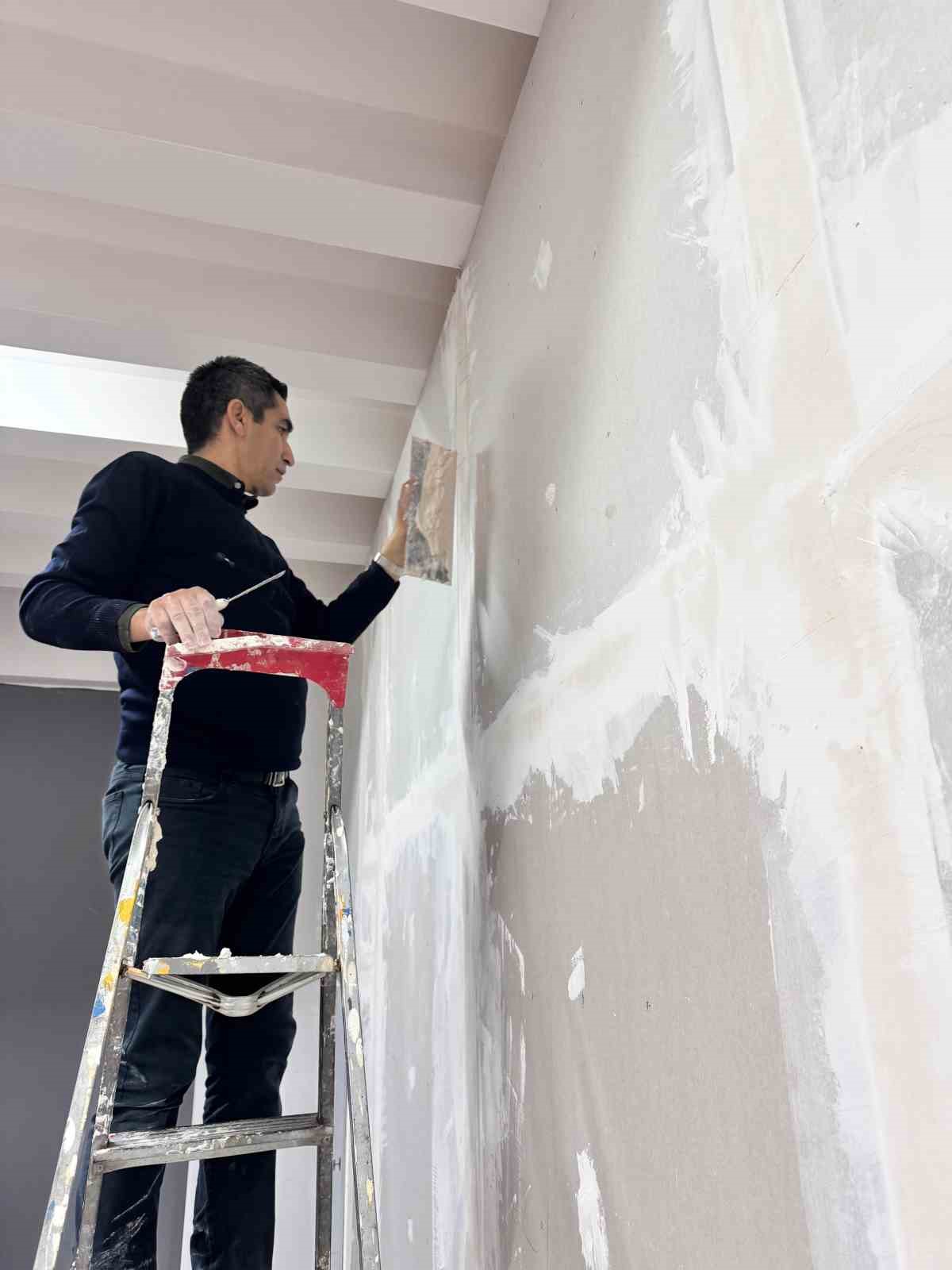 MYO m&uuml;d&uuml;r&uuml; okuldaki tadilat işlerini kendi elleriyle yapıyor
