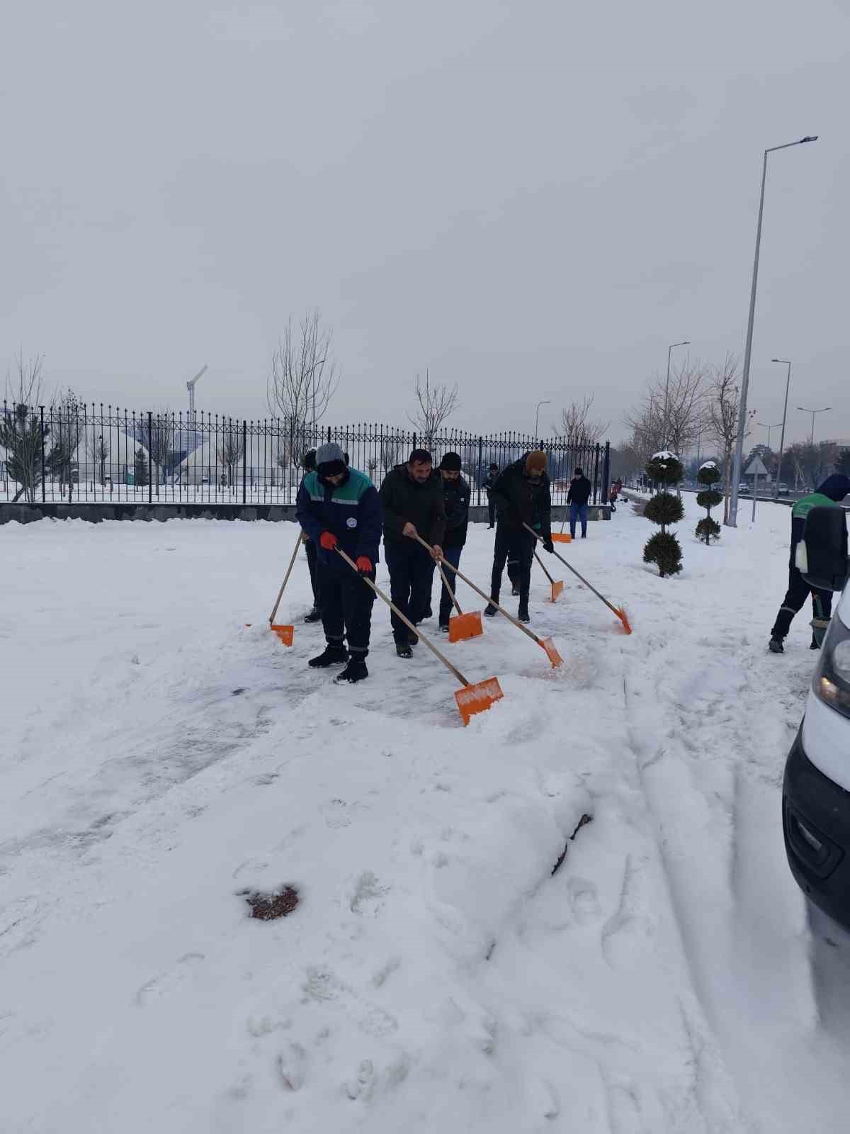 Kayseri B&uuml;y&uuml;kşehir 10 il&ccedil;ede 155 kırsal mahalle yolunu ulaşıma a&ccedil;tı

