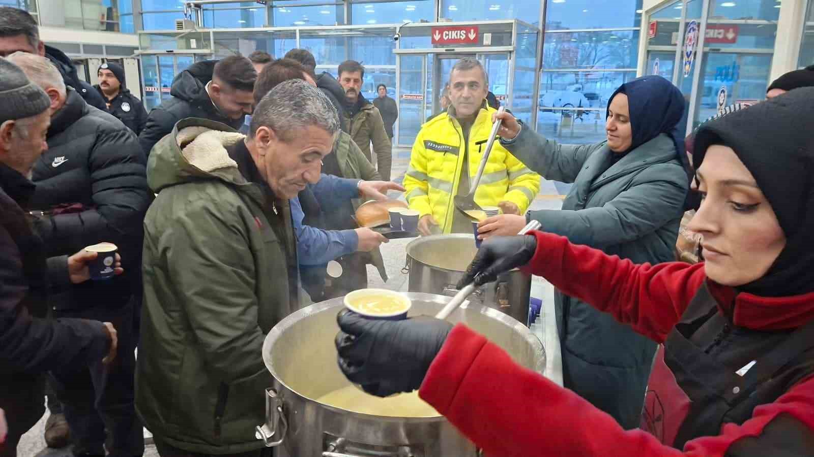 Sivas&rsquo;ta yoğun kar hayatı fel&ccedil; etti: Yolculara sıcak &ccedil;orba ikram edildi
