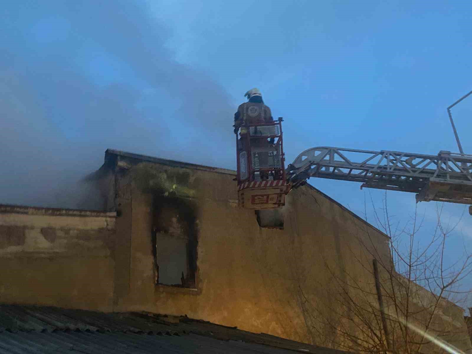 Mobilya atölyesinde çıkan yangında maddi hasar oluştu