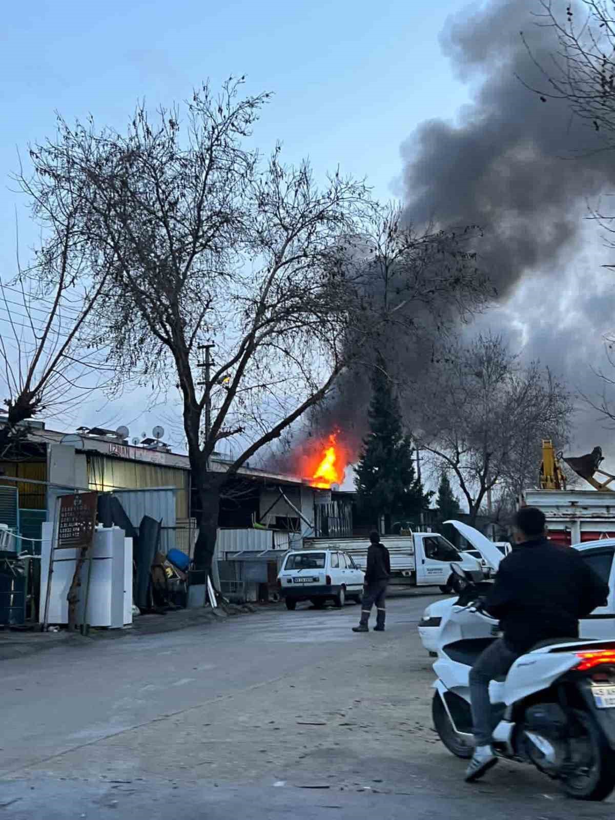 Mobilya at&ouml;lyesinde &ccedil;ıkan yangında maddi hasar oluştu
