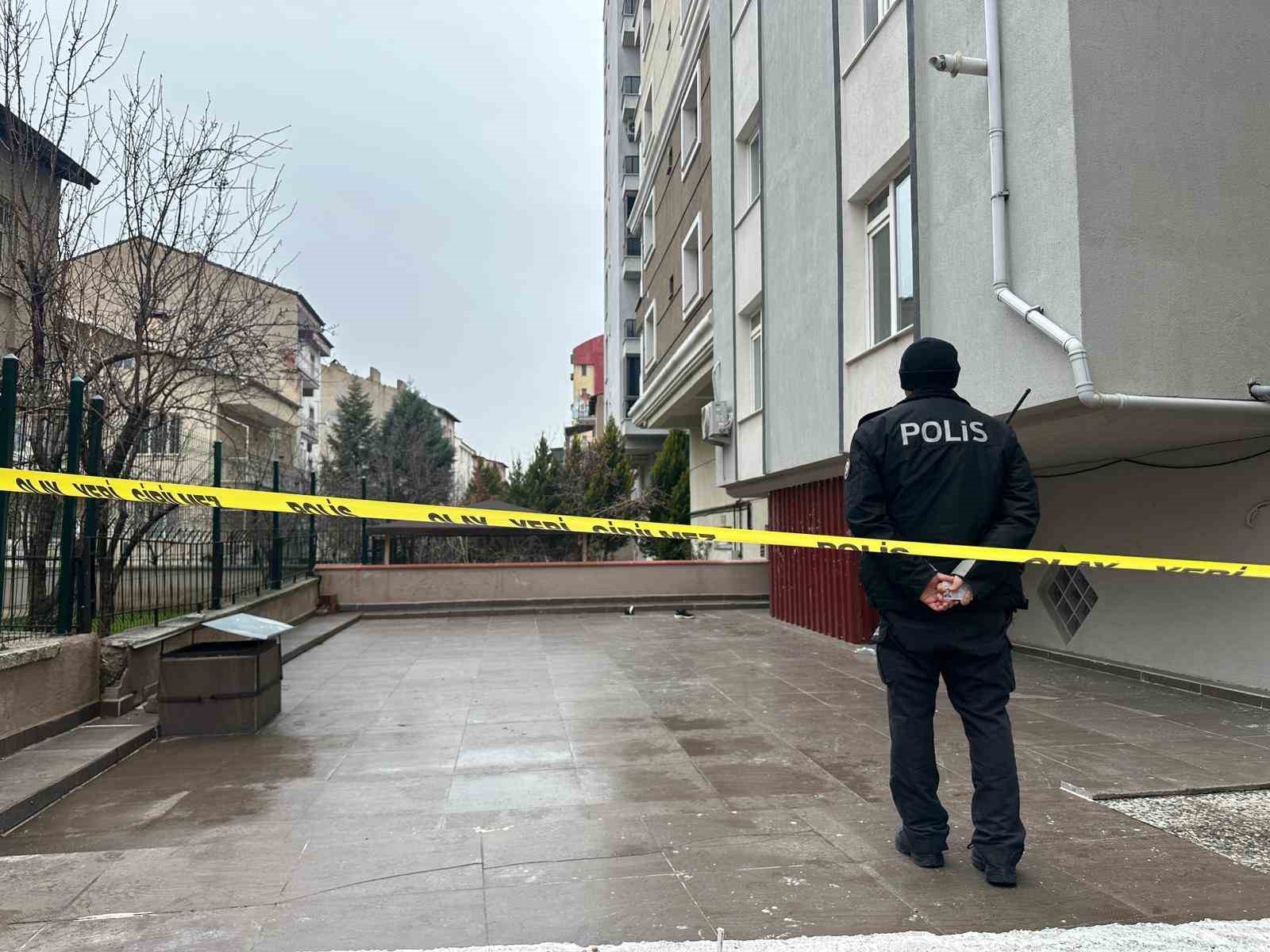 Uşak&rsquo;ta &ccedil;atıdan d&uuml;şen adam hayatını kaybetti
