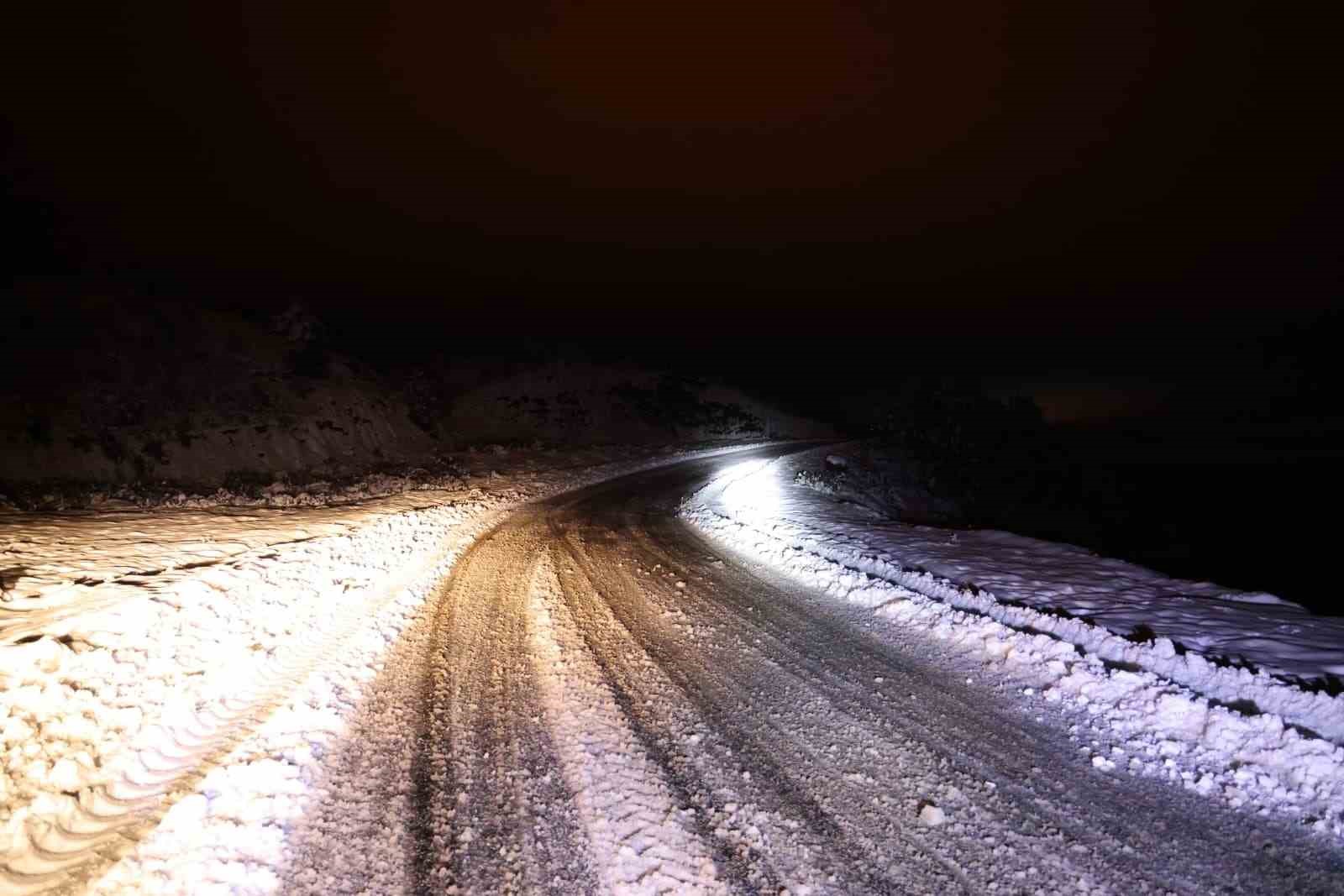 Uşak İl Özel İdaresi ekipleri kar sonrası kapanan yolları ulaşıma açtı