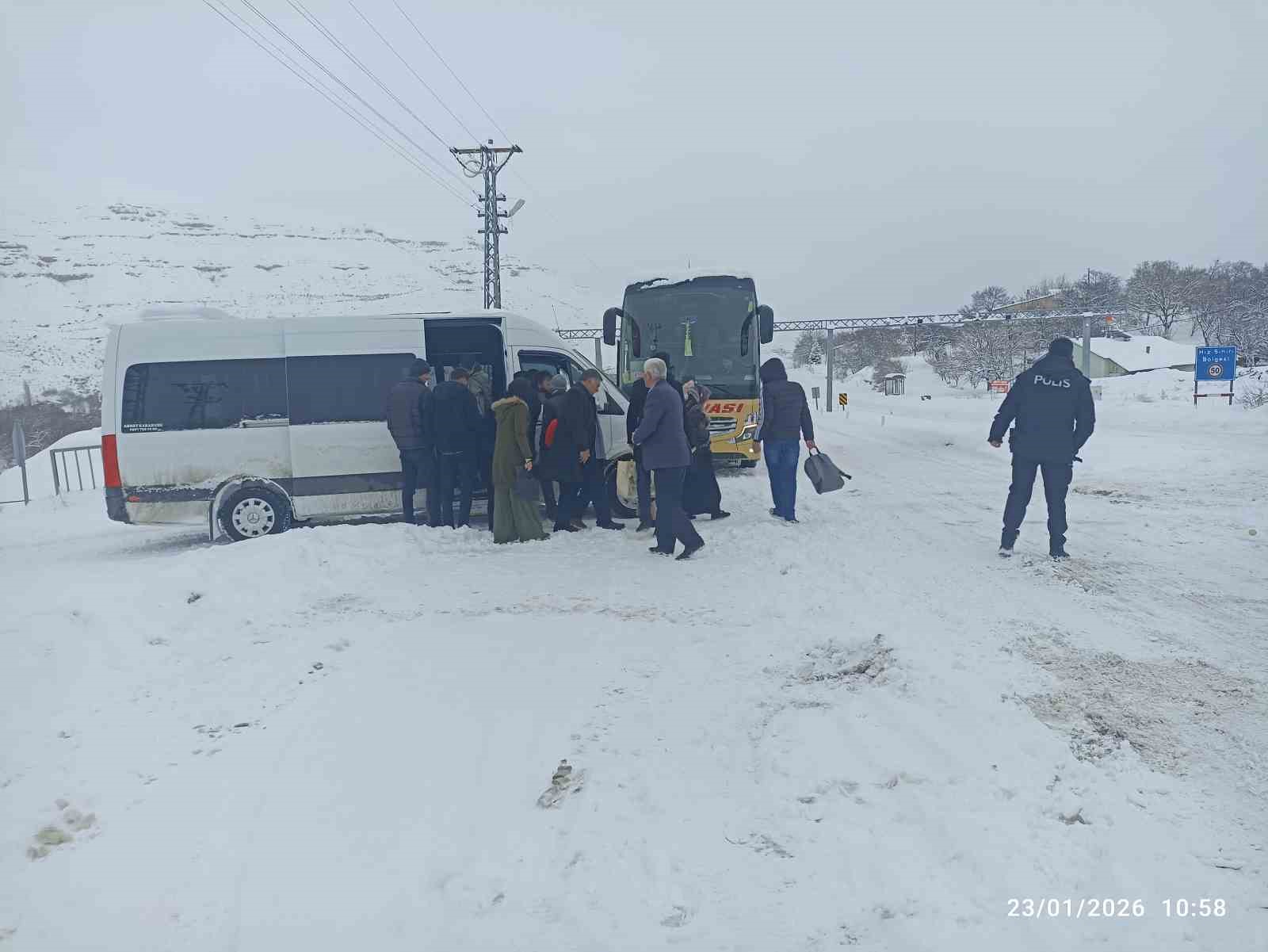 Kayseri-Malatya kara yolunda mahsur kalan yolcular, G&uuml;r&uuml;n il&ccedil;esinden uğurlandı
