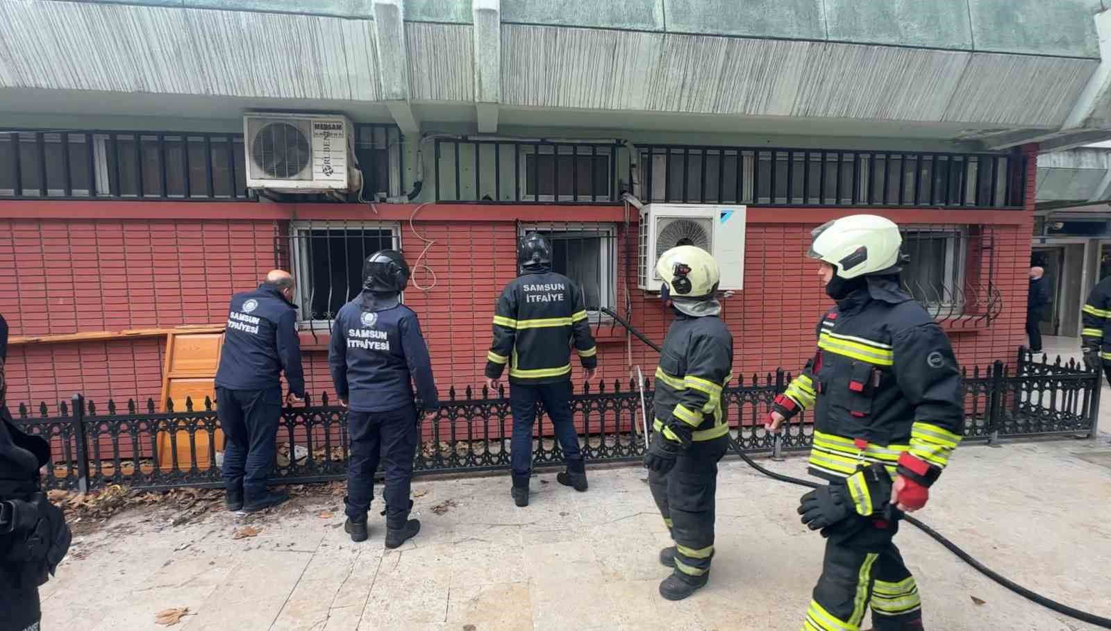 Cuma namazı öncesinde cami çarşısında yangın paniği