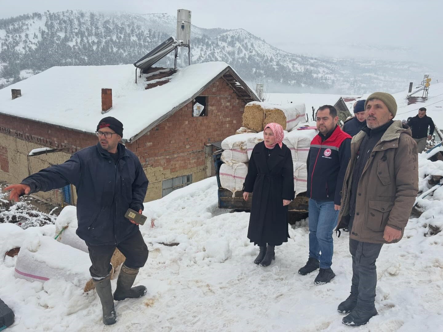 Karaman&rsquo;da karın ağırlığına dayanamayan ahırın &ccedil;atısı &ccedil;&ouml;kt&uuml;

