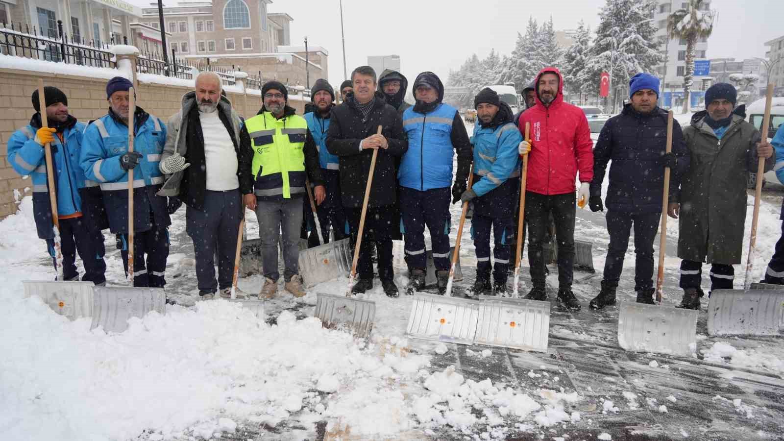 Kaldırımlardaki karlar temizleniyor
