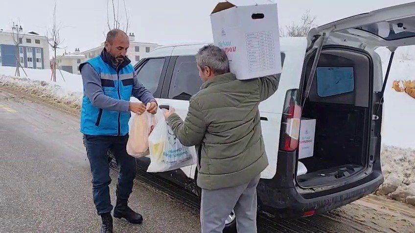 İhtiya&ccedil; malzemeleri evlere teslim ediliyor
