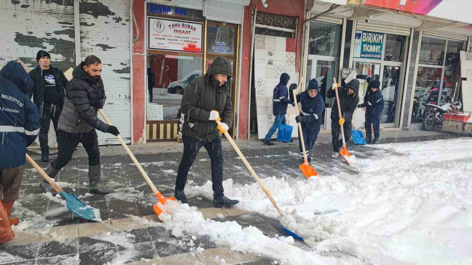 &Ccedil;ermik Belediyesi kar temizliğine başladı
