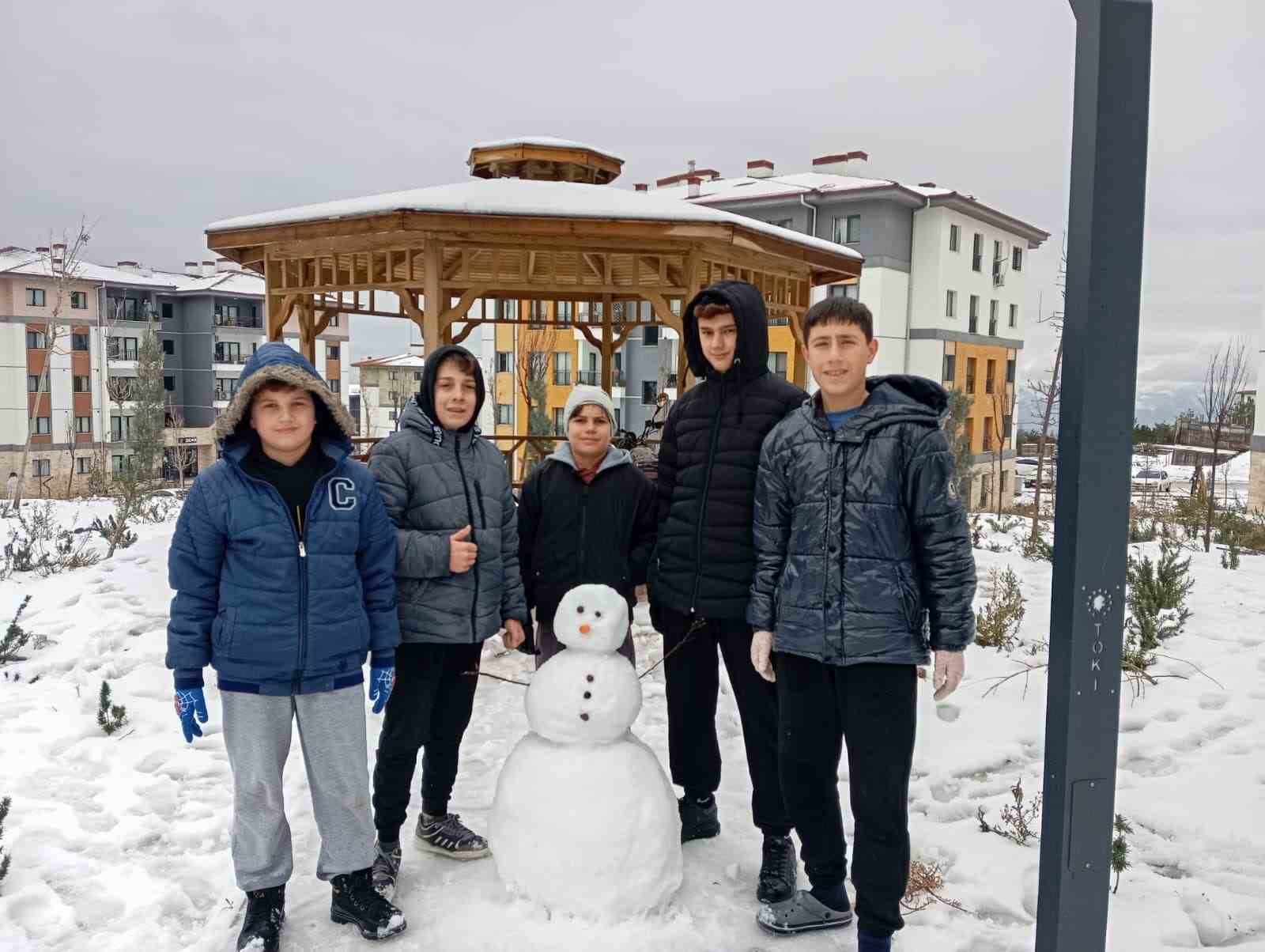 Kar yağışı sürücülere zor anlar yaşatırken çocukları mutlu etti