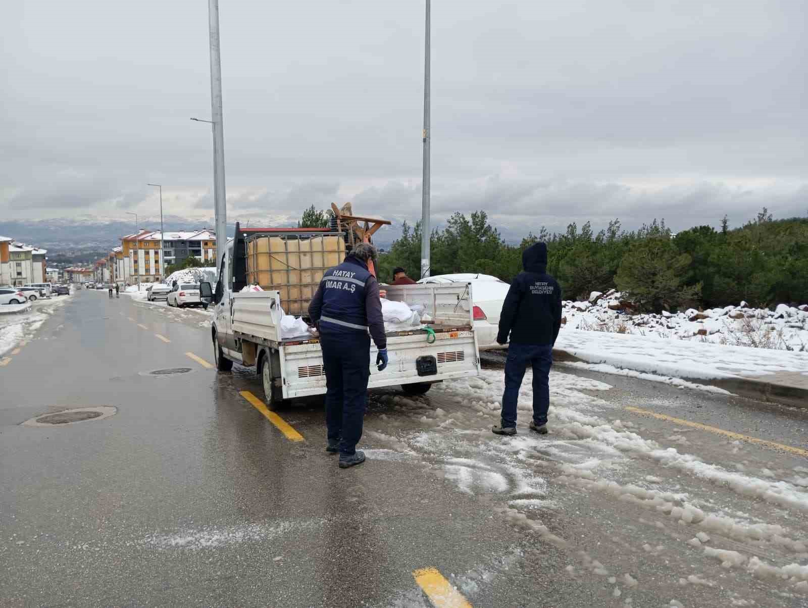 Kar yağışı s&uuml;r&uuml;c&uuml;lere zor anlar yaşatırken &ccedil;ocukları mutlu etti
